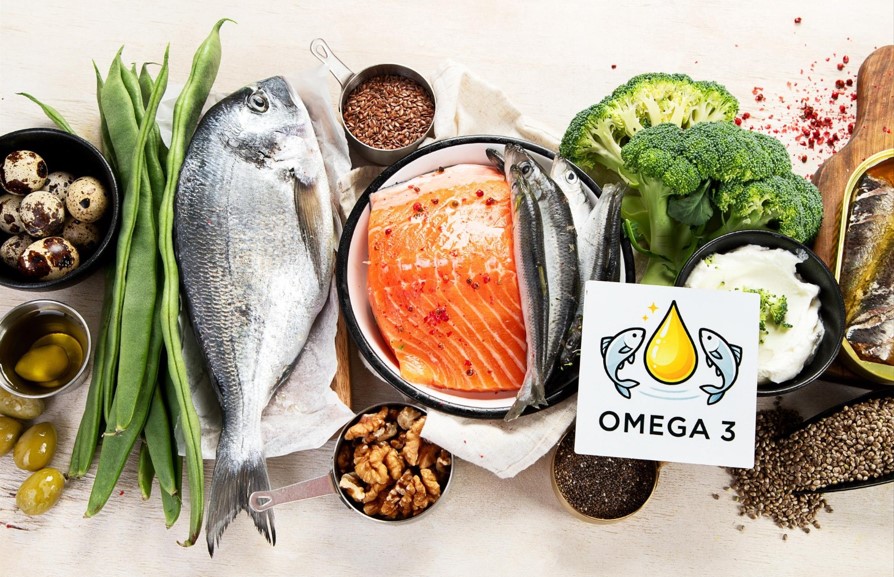 Omega-3-reiche Lebensmittel wie Lachs und gesunde Fette zur Unterstützung von Testosteron