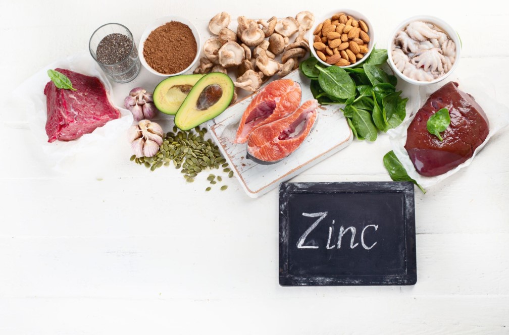 Zinkreiche Lebensmittel wie rotes Fleisch und Nüsse für die Testosteronproduktion